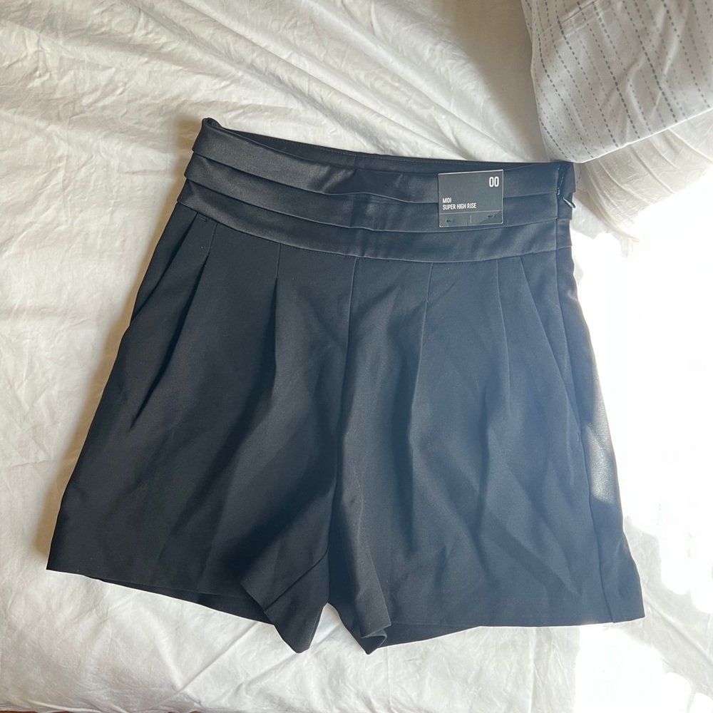 High waist midi shorts. Tuxedo waist . Brand new with tags. Black. size 00